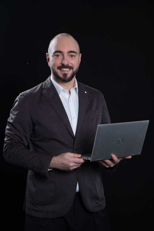 Ο Θεόδωρος Νικητόπουλος με laptop κατά τη διάρκεια συνεργασίας